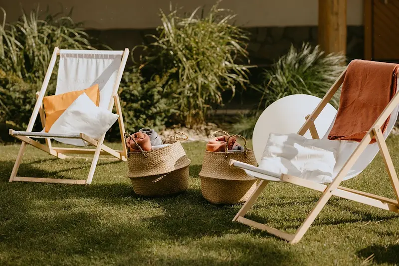 Koce w koszach wiklinowych