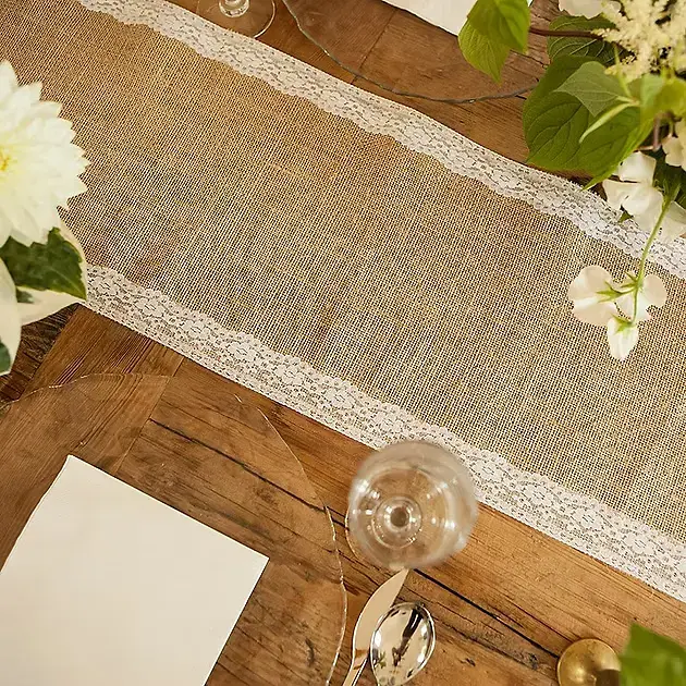 Bieżnik jutowy z koronką