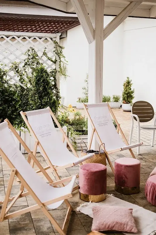 Różowe meble do strefy chillout