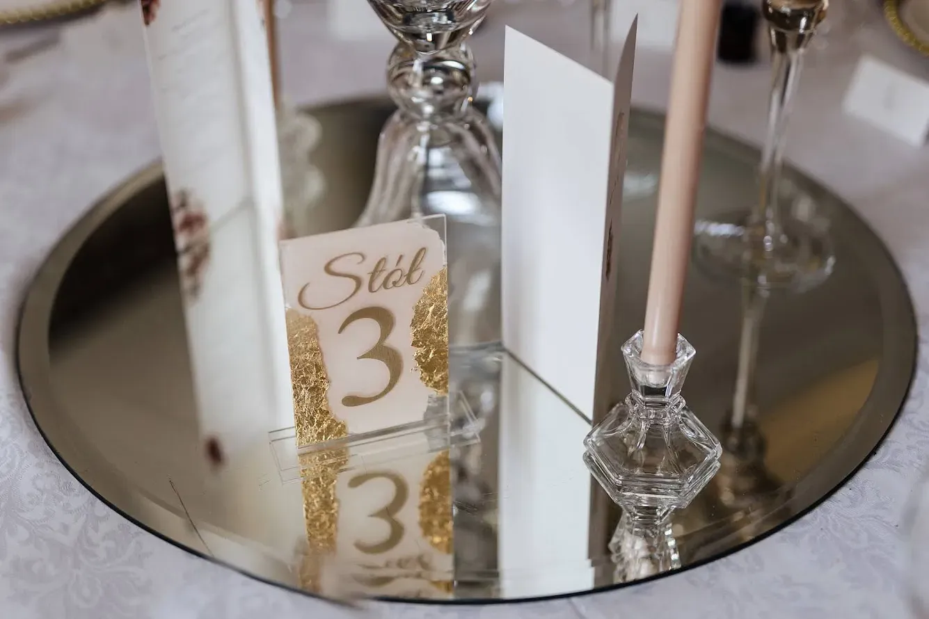 Różowe numery na stoły