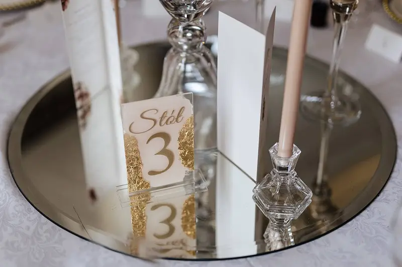 Różowe numery na stoły