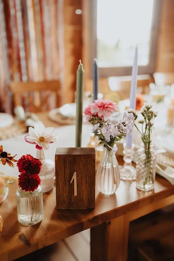 Drewniane numery na stoły