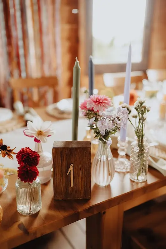 Drewniane numery na stoły